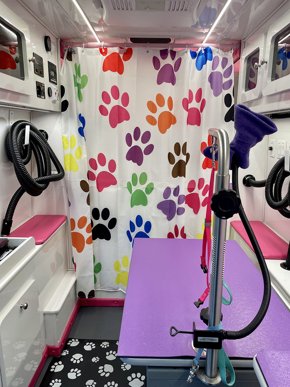 Bubbles' Mobile Grooming Parlor - Home